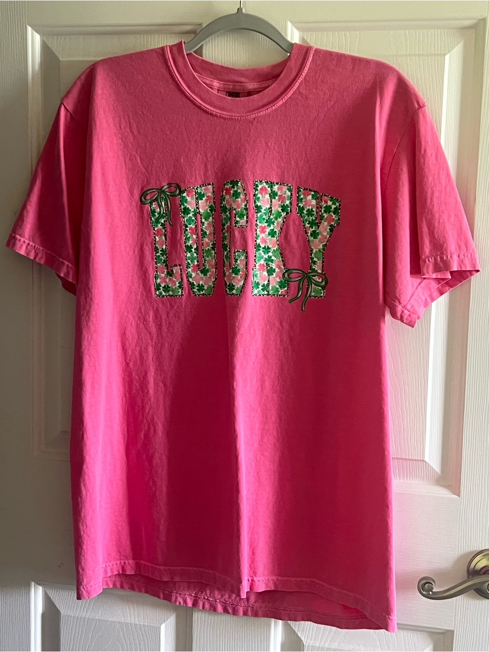 Comfort Colors Women’s Lucky Floral Graphic Tee - Hot Pink